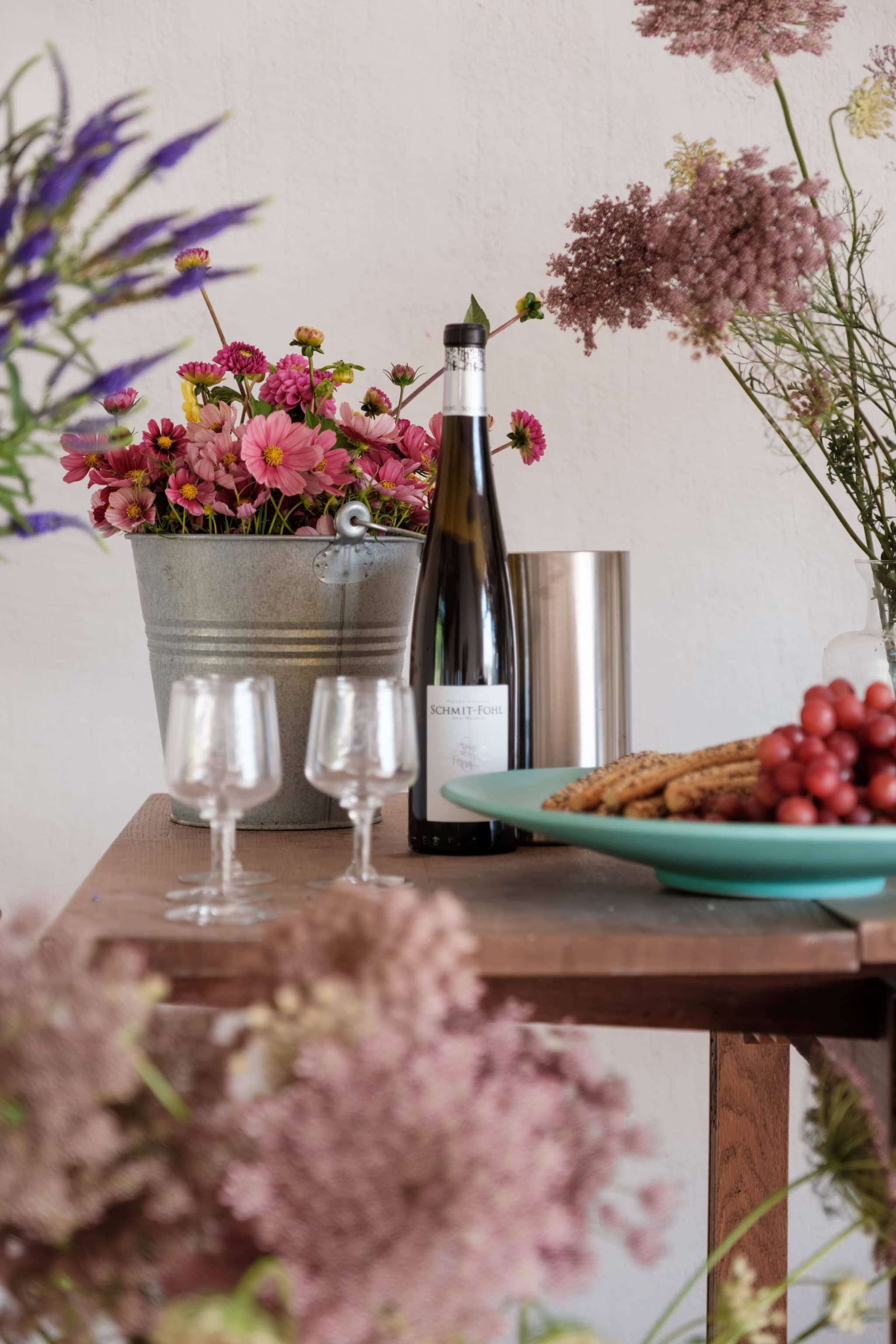 Wein und Blumenarrangement