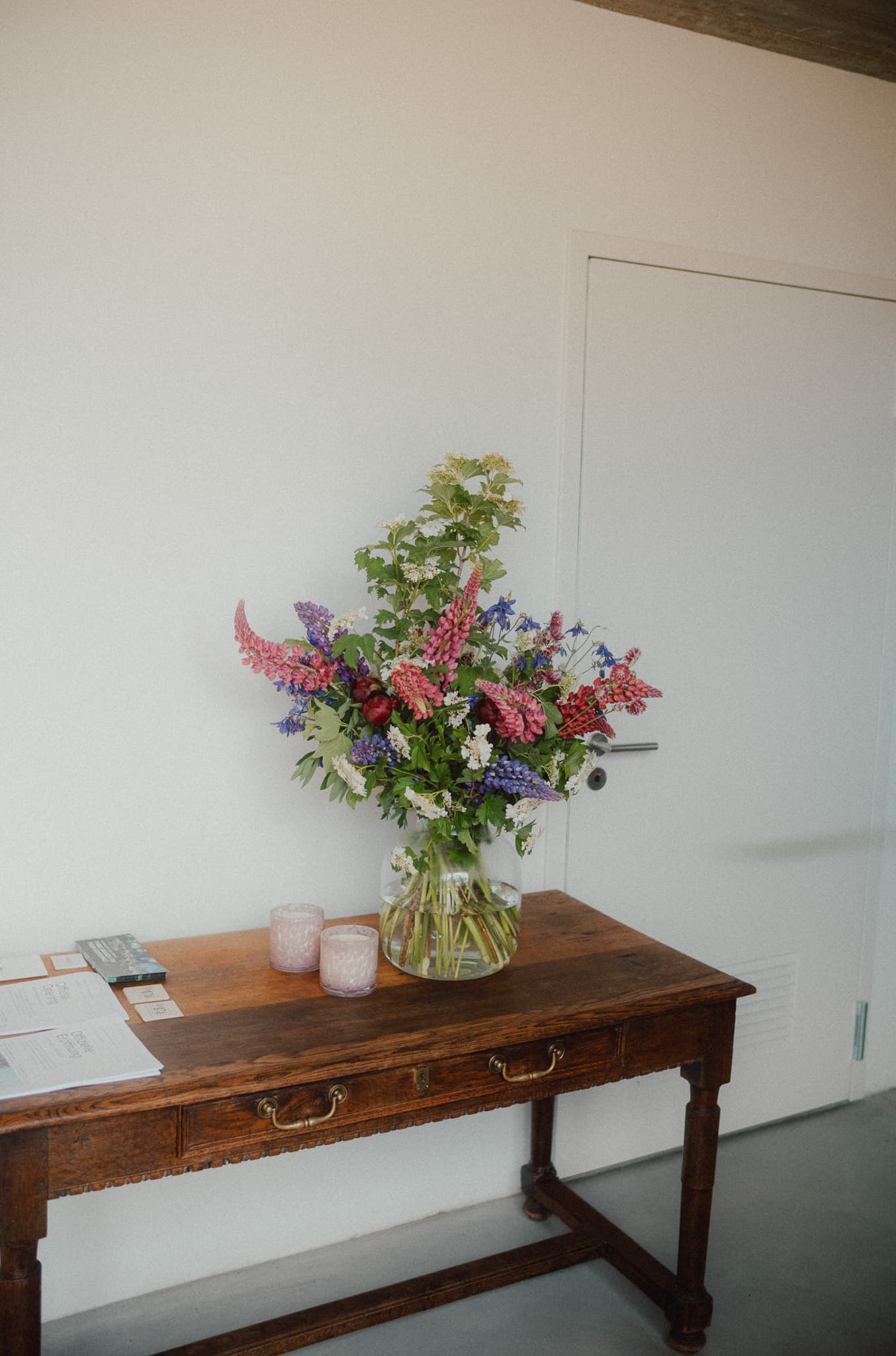 Blumenstrauß auf dem Tisch