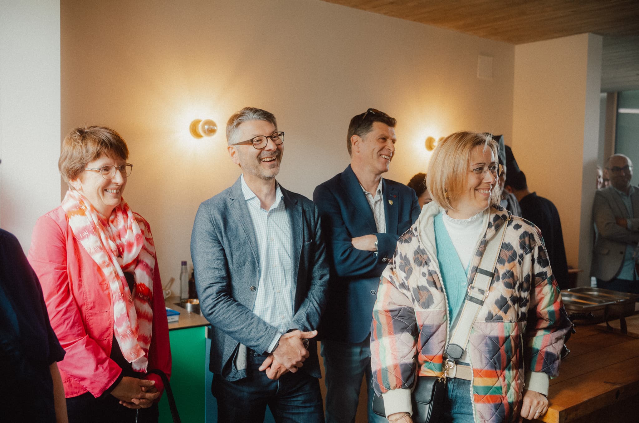 Lachende Gäste beim Grand Opening