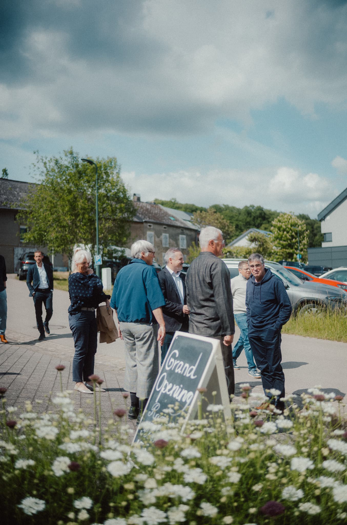 Grand Opening Schild in der Blumenwiese