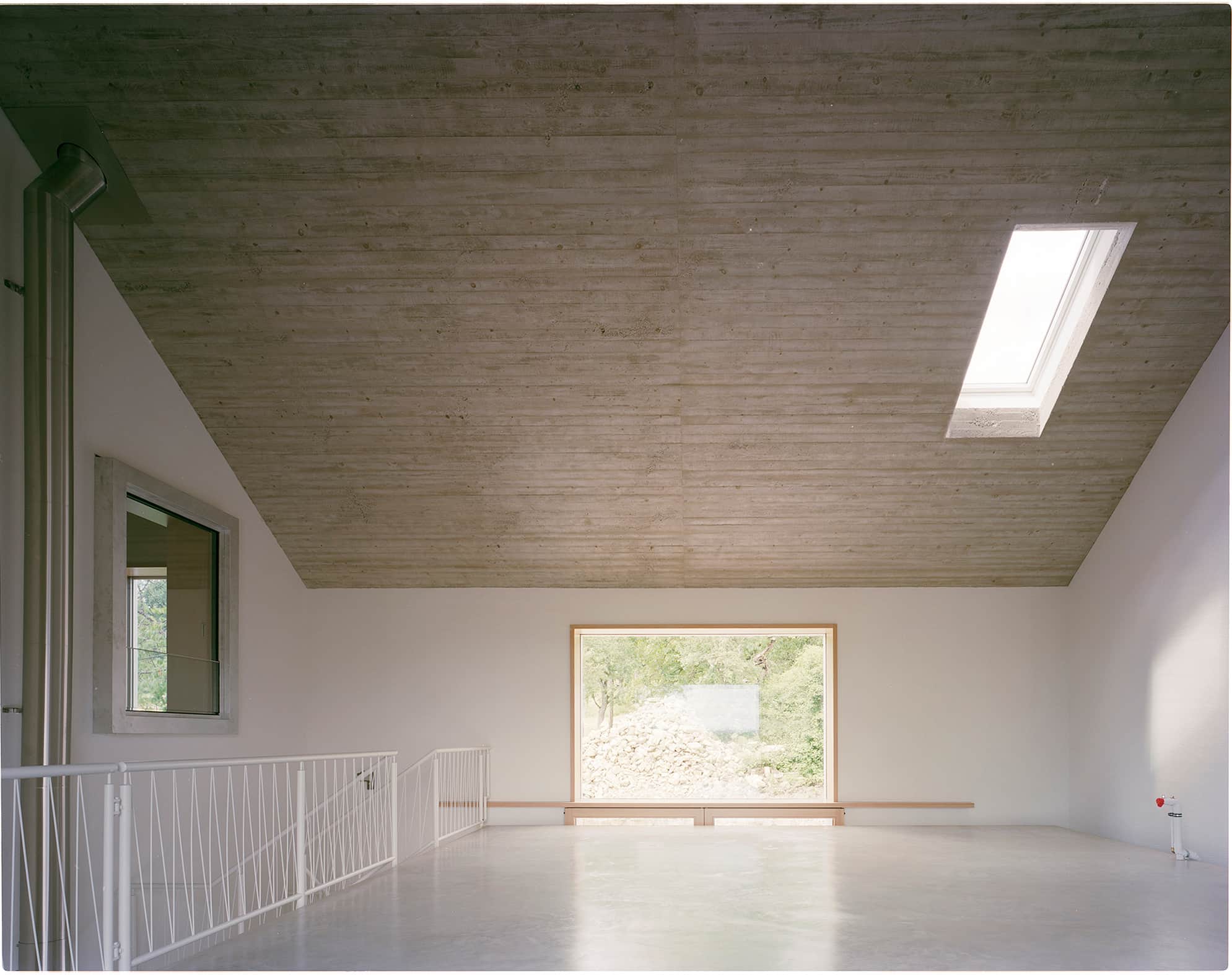 Lichtdurchfluteter Loft mit Sichtbeton