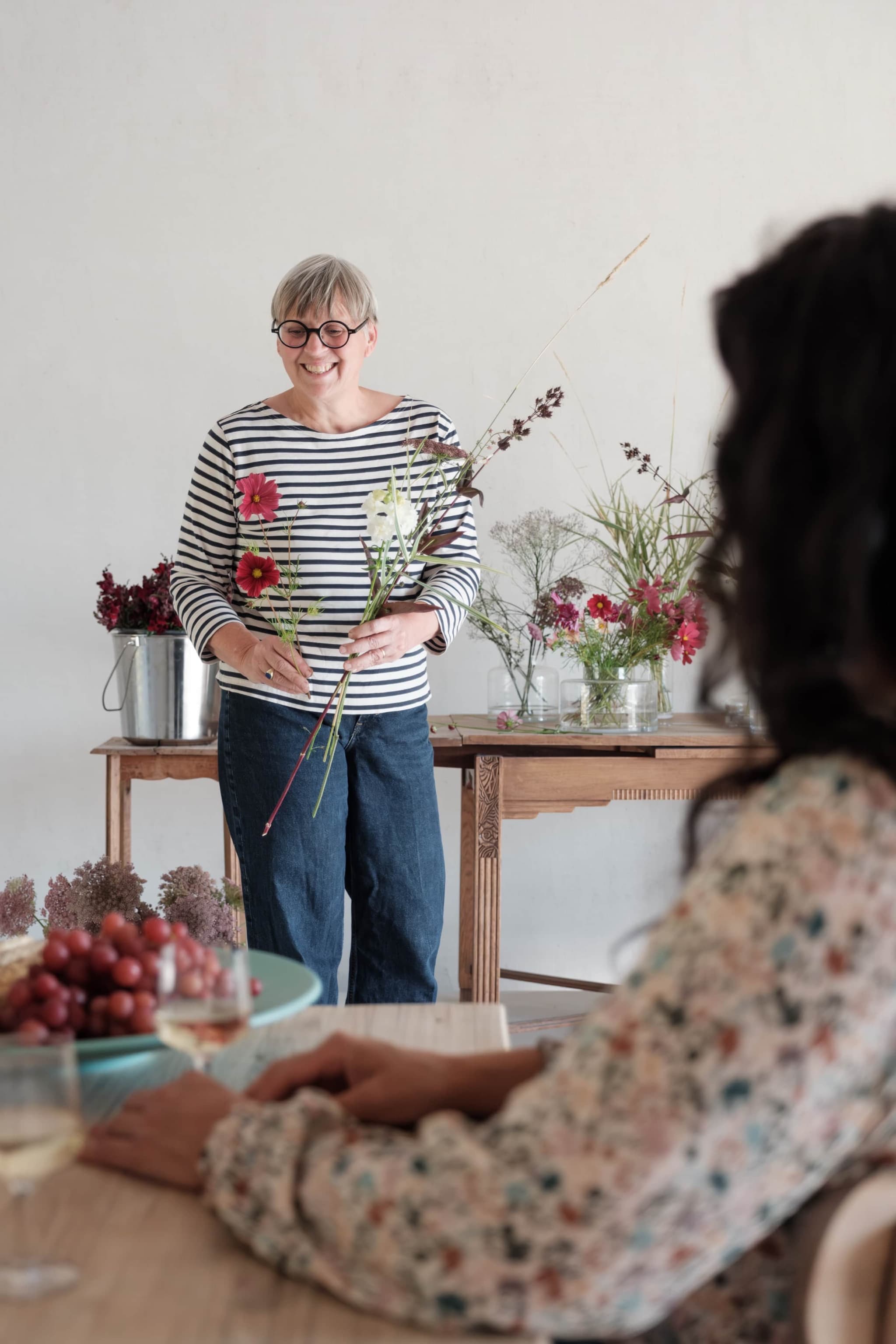 Stefanie Hildebrand mit Blumen