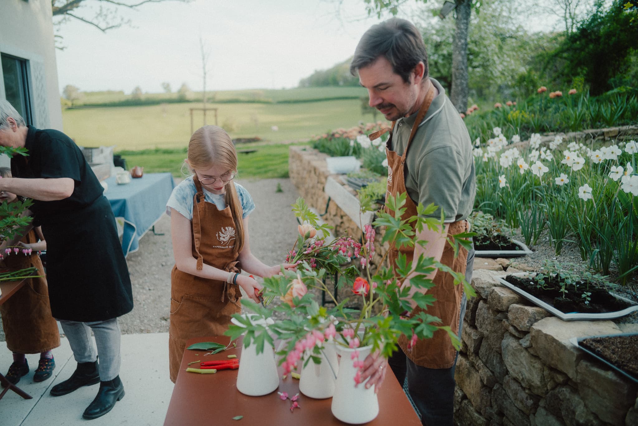 Gruppe beim Blumenbinden mit Stefanie