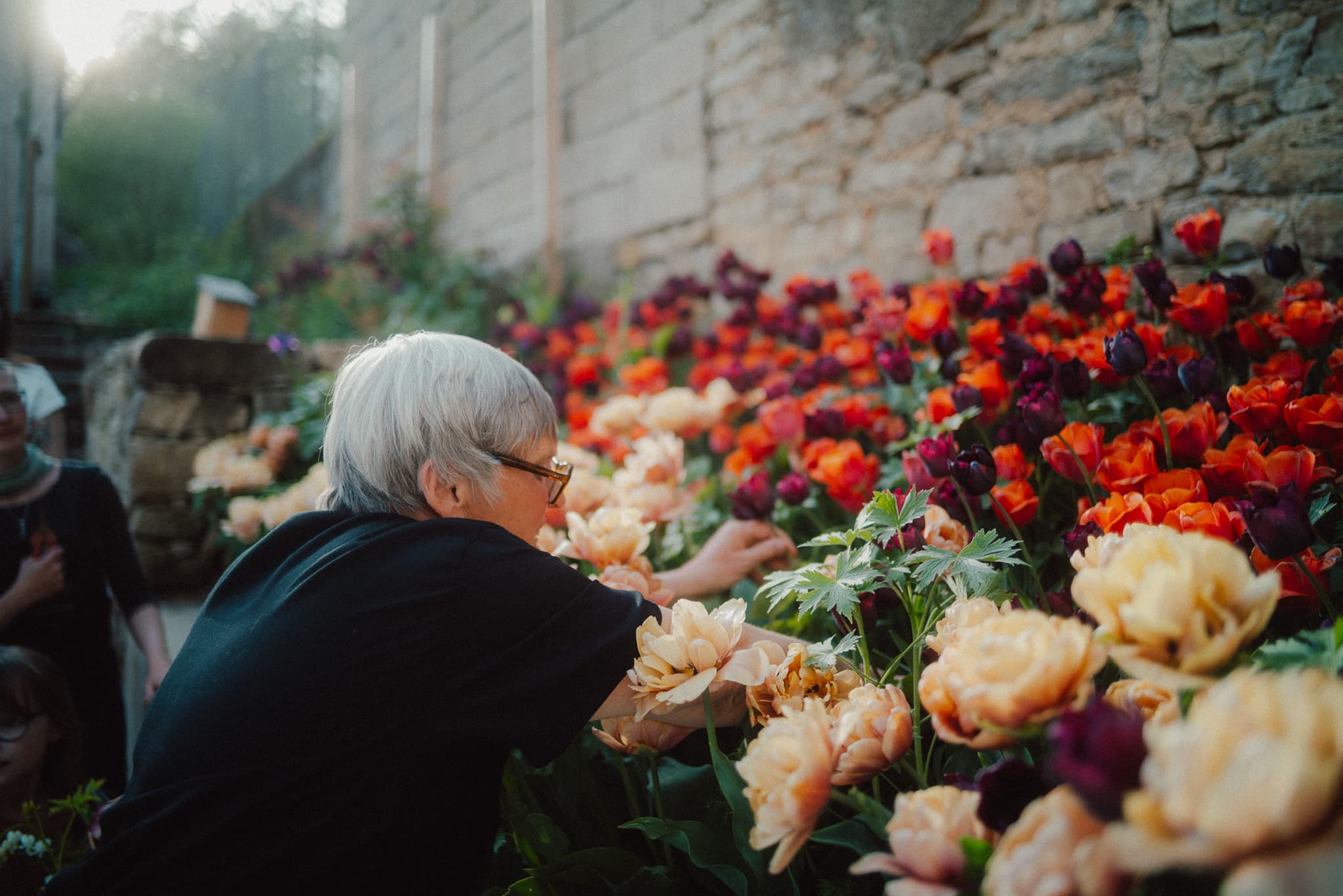 Stefanie beim Blumen pflücken im Garten