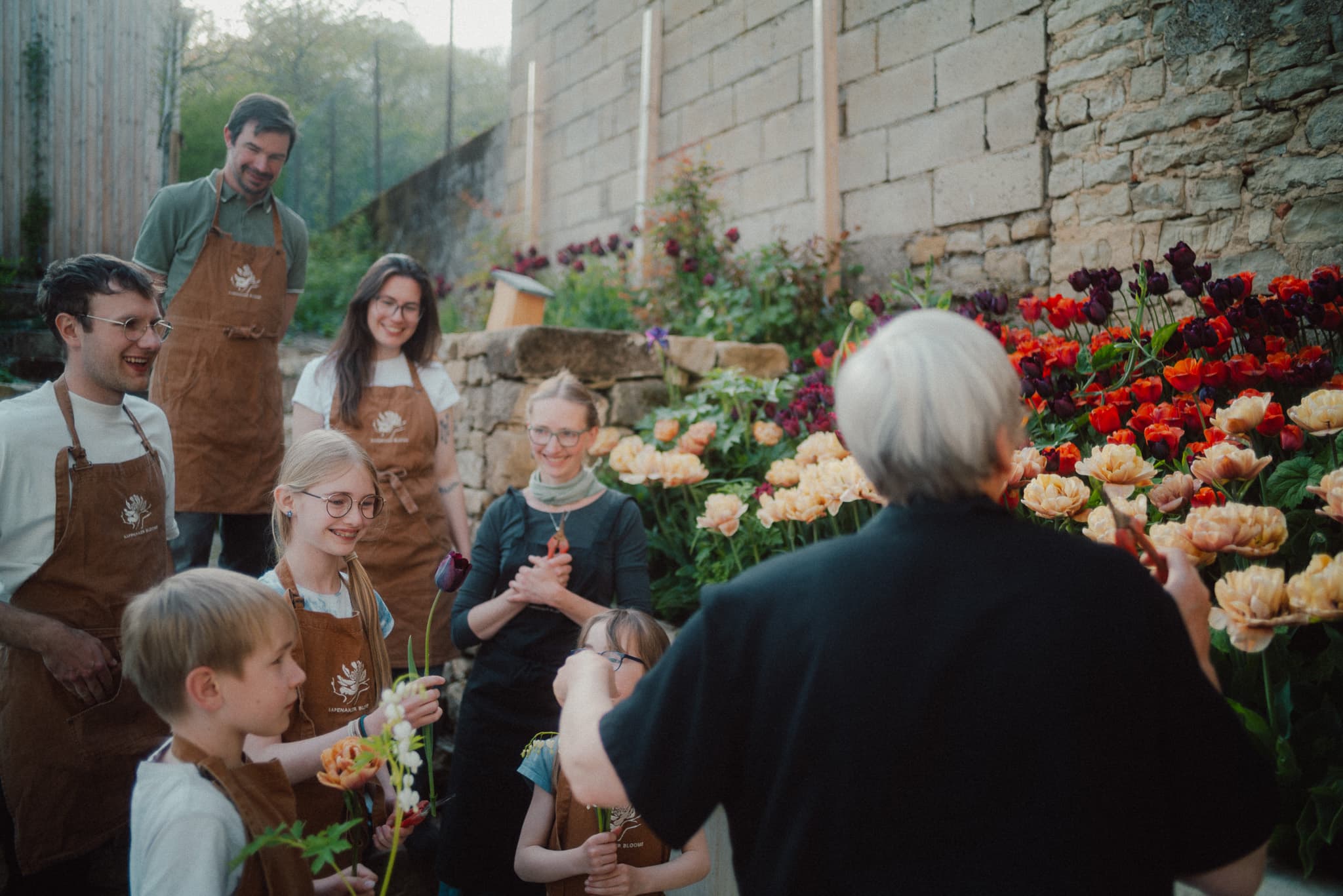Workshop-Gruppe im Tulpengarten Kapenaker