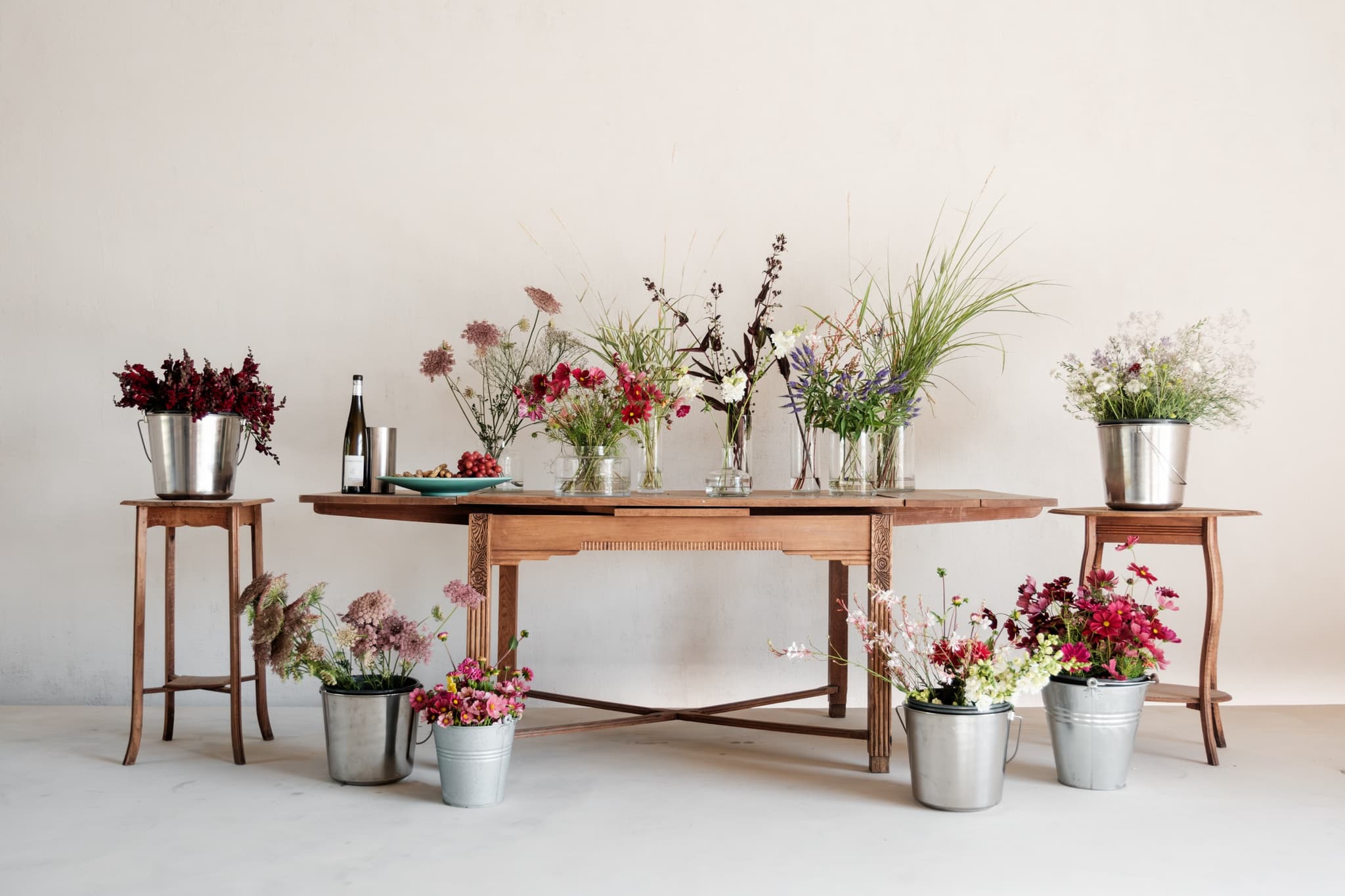 Wilde Blumenarrangements auf einem Holztisch